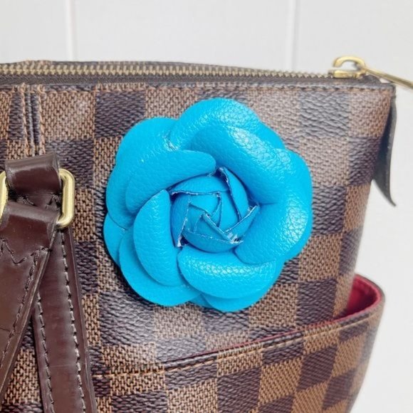 Camellia Flower Vegan Leather Magnetic Bag Charm - Picture 8 of 9